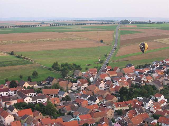Ballon kurz vor Landung hinterm Ort