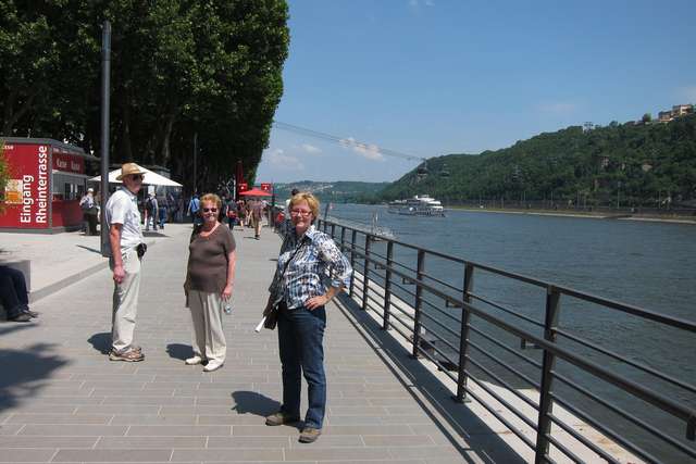 Horst, Helga und Anke auf der Rheinpromenade;