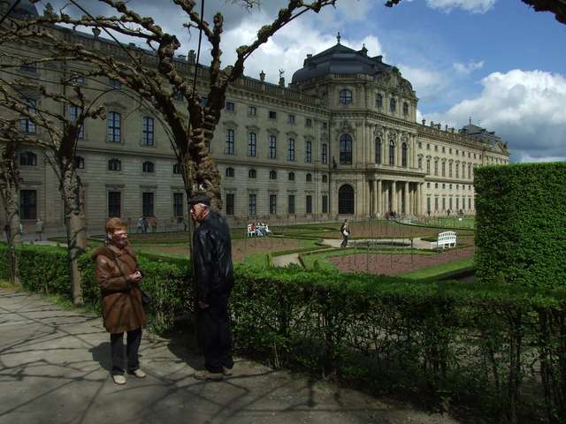 Helga und Horst vor der Residenz