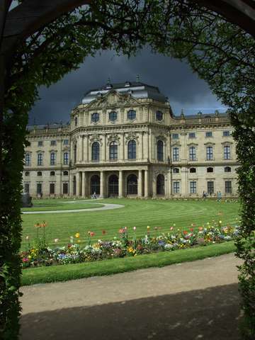 Die Würzburger Residenz durch den Laubengang