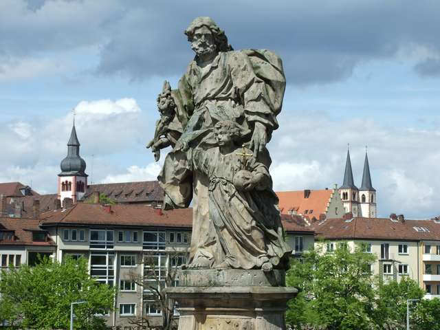 Der heilge Josef auf der Marianbrücke vor Deutschhaus- und Don-Bosco-Kirche