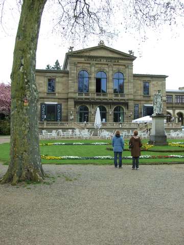 Anke und Helga vor der Spielbank