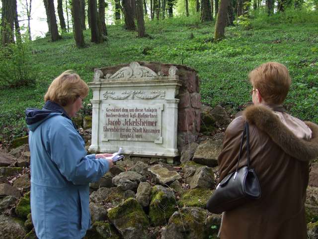 Anke und Helga vor Grabstein