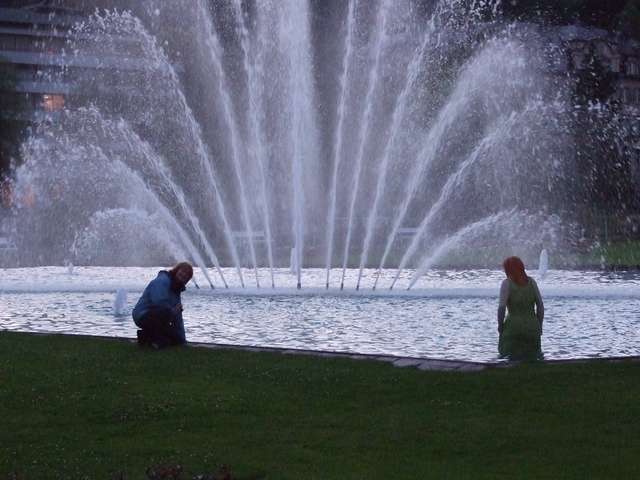 Anke vor dem Springbrunnen im Rosengarten