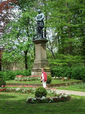 Helga vor dem Bismarkdenkmal