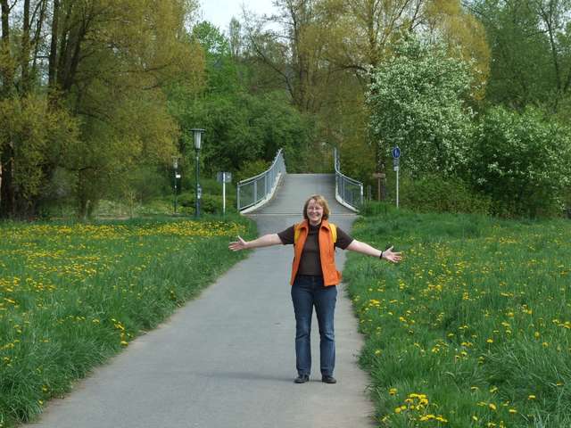 Anke auf Wiesenweg vor der Brücke