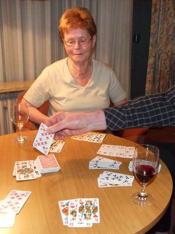 Helga beim Rommé