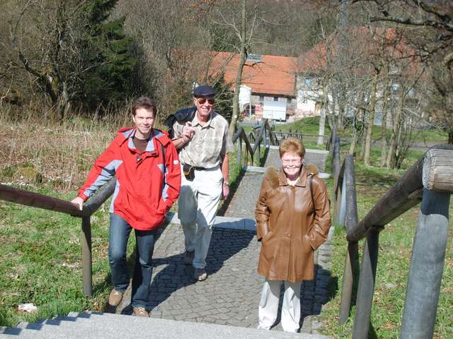 Helmut, Horst und Helga auf der Treppe am Kreuzberg