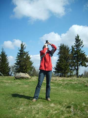 Helmut mit Kamera gen Himmel gerichtet