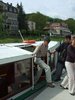 Horst steigt aus dem Boot aus