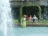 Springbrunnen mit Dame im Rosengarten