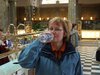 Anke mit Wasserflasche in Brunnenhalle