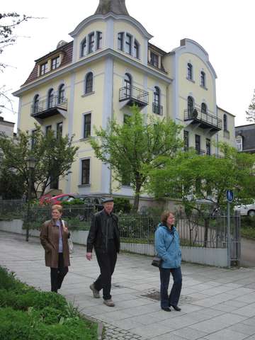 Helga, Horst und Anke spazieren vorm Hotel Frankenland