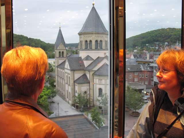 Helga und Anke im Aufzug mit Blick auf die Erlserkirche