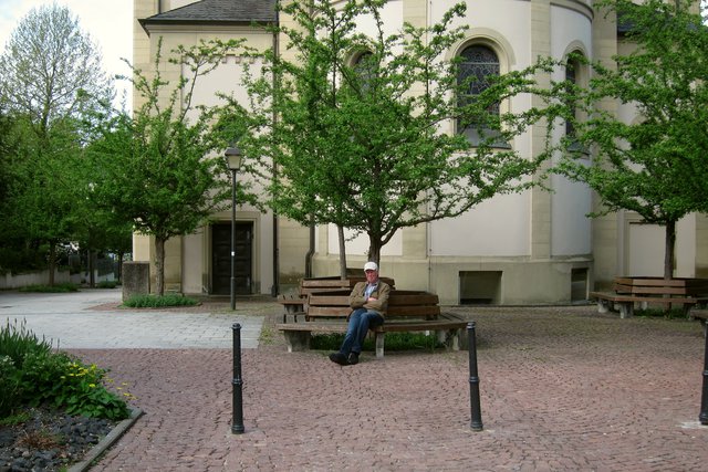 Horst auf Bank vor der Erlserkirche