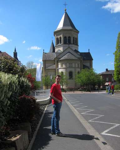 Helmut vor der Erlserkirche von Bad Kissingen