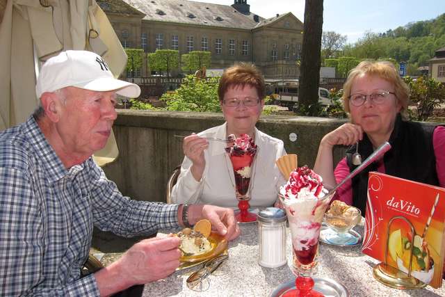 Horst, Helga und Anke im Eiscaf am Rosengarten
