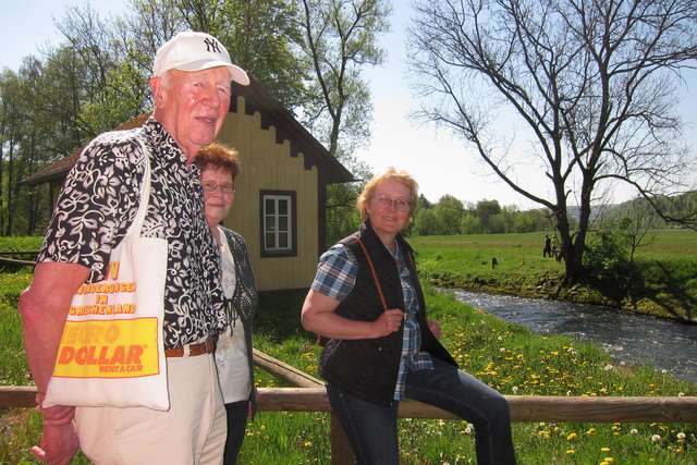 Horst, Helga und Anke vor Fachwerkhaus am Pumpwerk