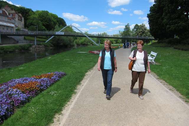 Anke und Helga an der Saale am Rosengarten