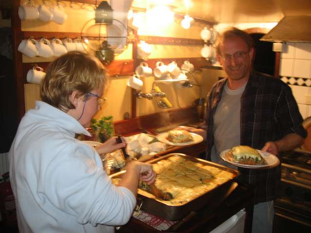 Anke und Jrgen verteilen die Lasagne