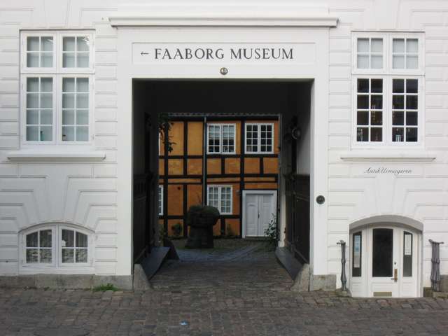 Eingang des Museums in Farborg