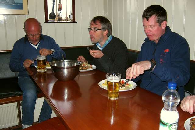 Rainer, Wolfgang und Boris beim Abendessen