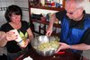 Iris und Jrgen machen Kartoffelsalat