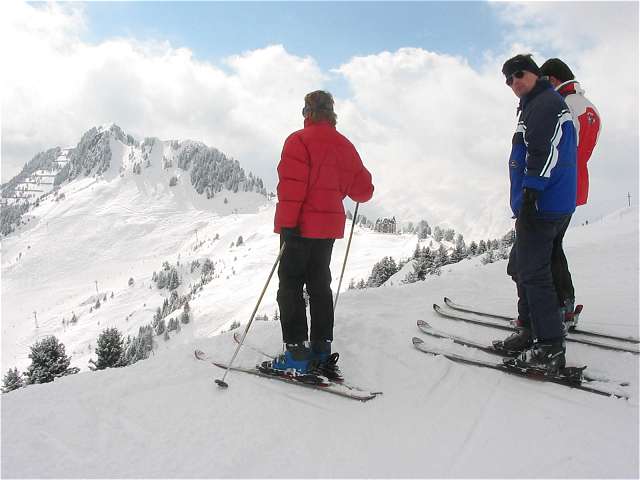 Skifahrer mit Blick aufs Riederhorn
