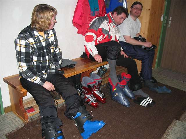 Anke Frank und Martin ziehen die Skischuhe an