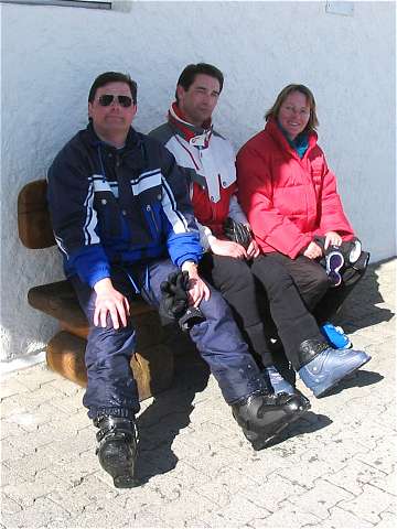 Martin, Frank und Anke auf der Bank vor dem Skiraum