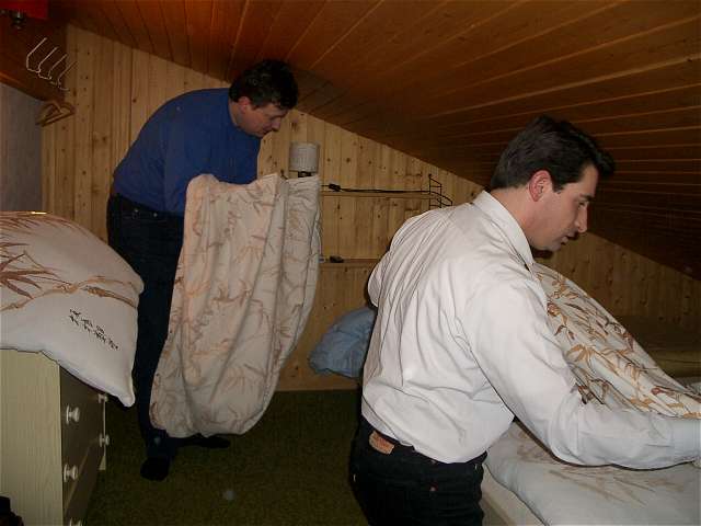 Martin und Frank beziehen die Betten