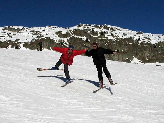 Anke und Helmut geben sich auf Skiern die Hand