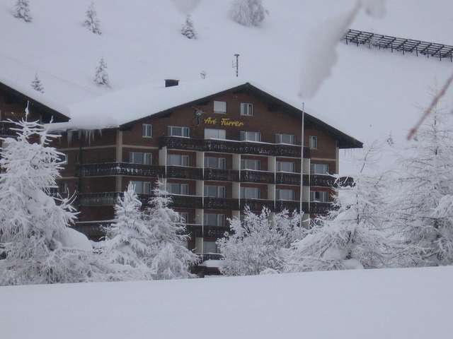 Haus Rhodania in verschneiter Landschaft