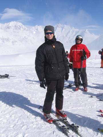 Helmut mit Skiern an der Moosfluh