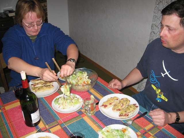 Anke verteilt den Salat