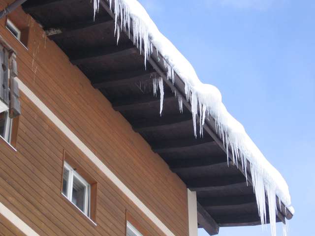 Eiszapfen am Dach von Haus Rhodania