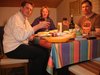 Helmut, Anke und Martin mit Rotwein am Tisch