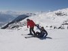 Anke hilft Martin auf die Skier