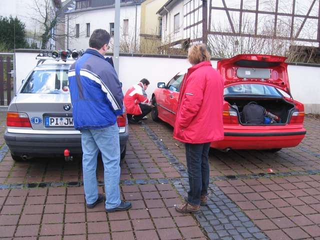 Anke und Martin beobachten Frank beim Prfen der Reifen