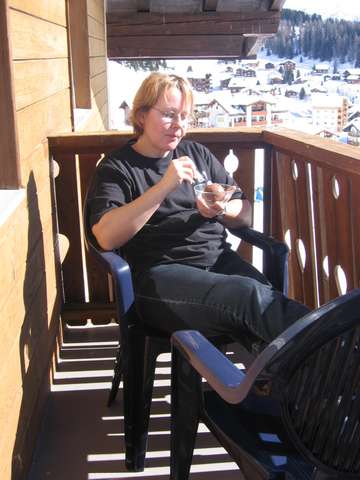 Anke mit Iglu auf dem Balkon