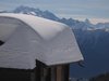 Schneebedeckte Htte vor dem Matterhorn