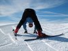 Helmut auf Skiern schaut durch die Beine