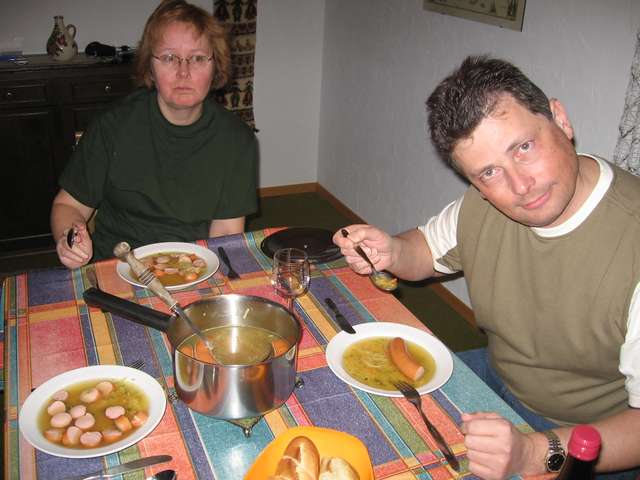 Anke und Martin mit Frhlingssuppe und Wrstchen