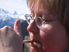 Anke mit Zigarette vor dem Matterhorn