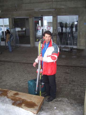 Frank mit Skiern vor der Seilbahn