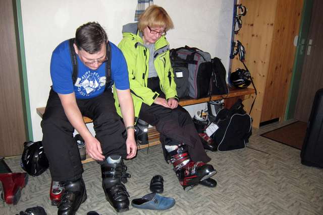 Martin und Anke beim Anziehen der Skischuhe