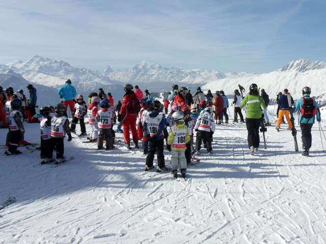Skischule am Start der Moosfluh-Piste