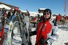Martin mit Skiern vor dem Chestall