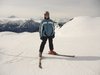 Helmut auf Skiern unter dsterem Himmel