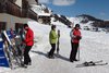Frank, Anke und Martin ziehen Skier an